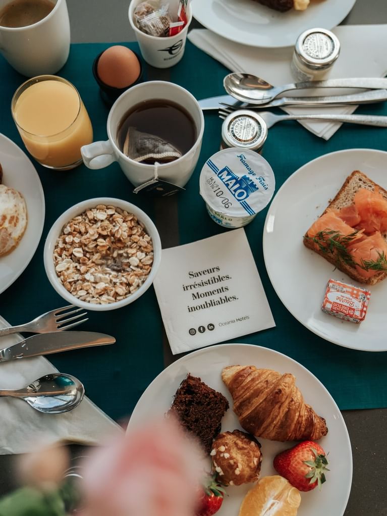 Gros plan de snacks de petit-déjeuner servis à Oceania Hotels Group