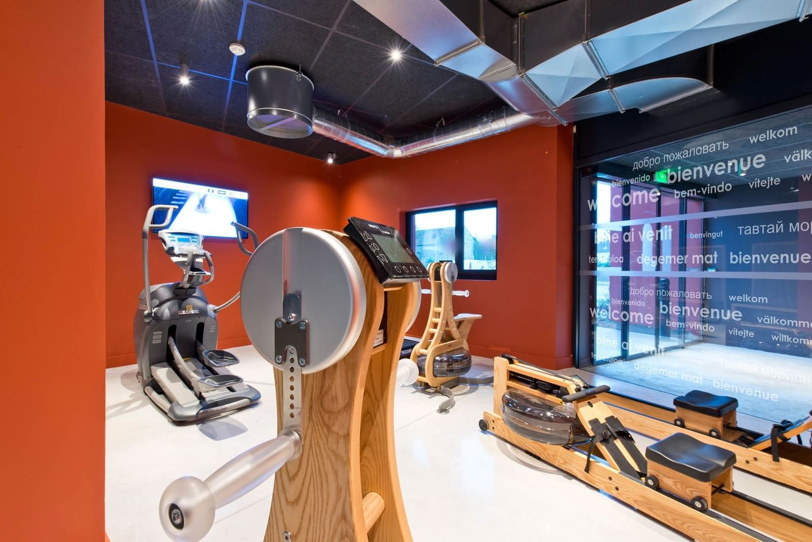Machines d'exercice dans la salle de sport au Nomad Hotels Paris Roissy