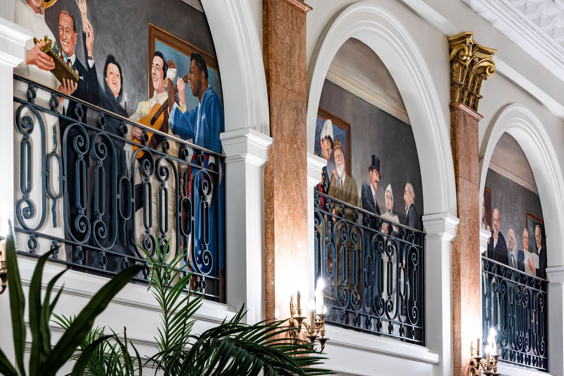 Mur peint coloré près du balcon à Oceania Hotels