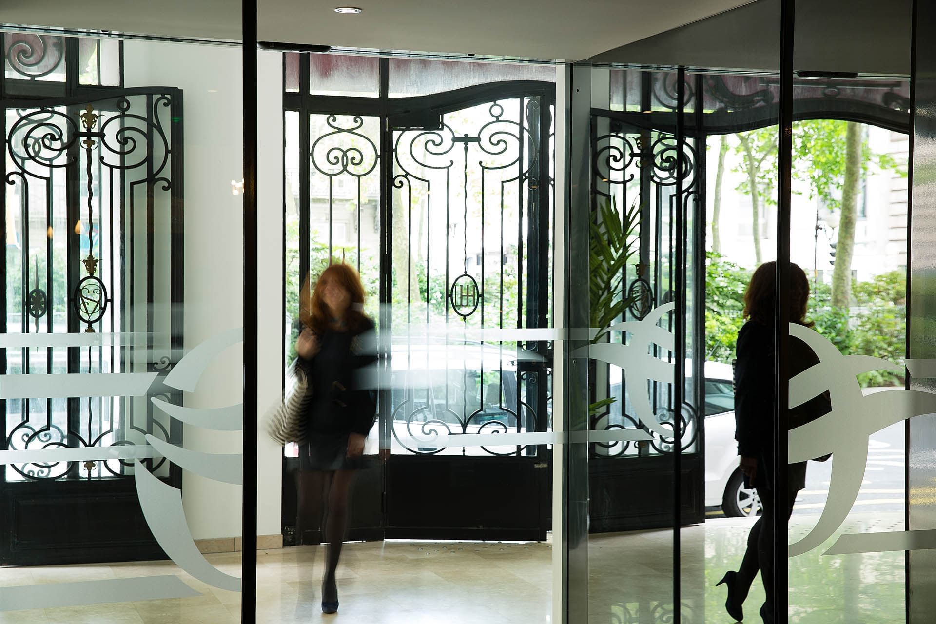 Une dame entrant par l'entrée à Oceania Hotels