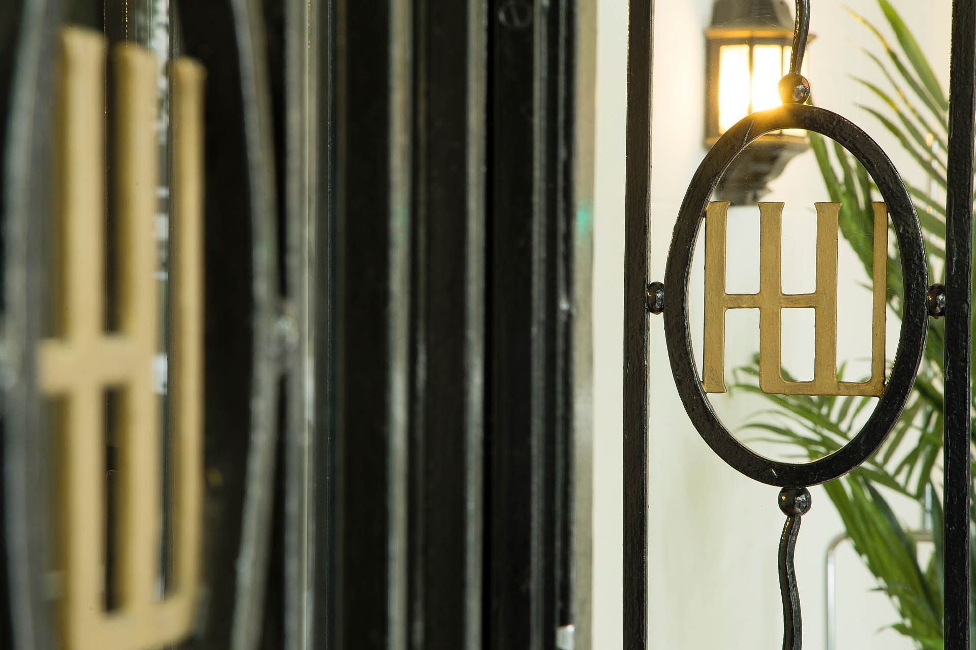 Gros plan d'une sculpture de portail à Oceania Hotels