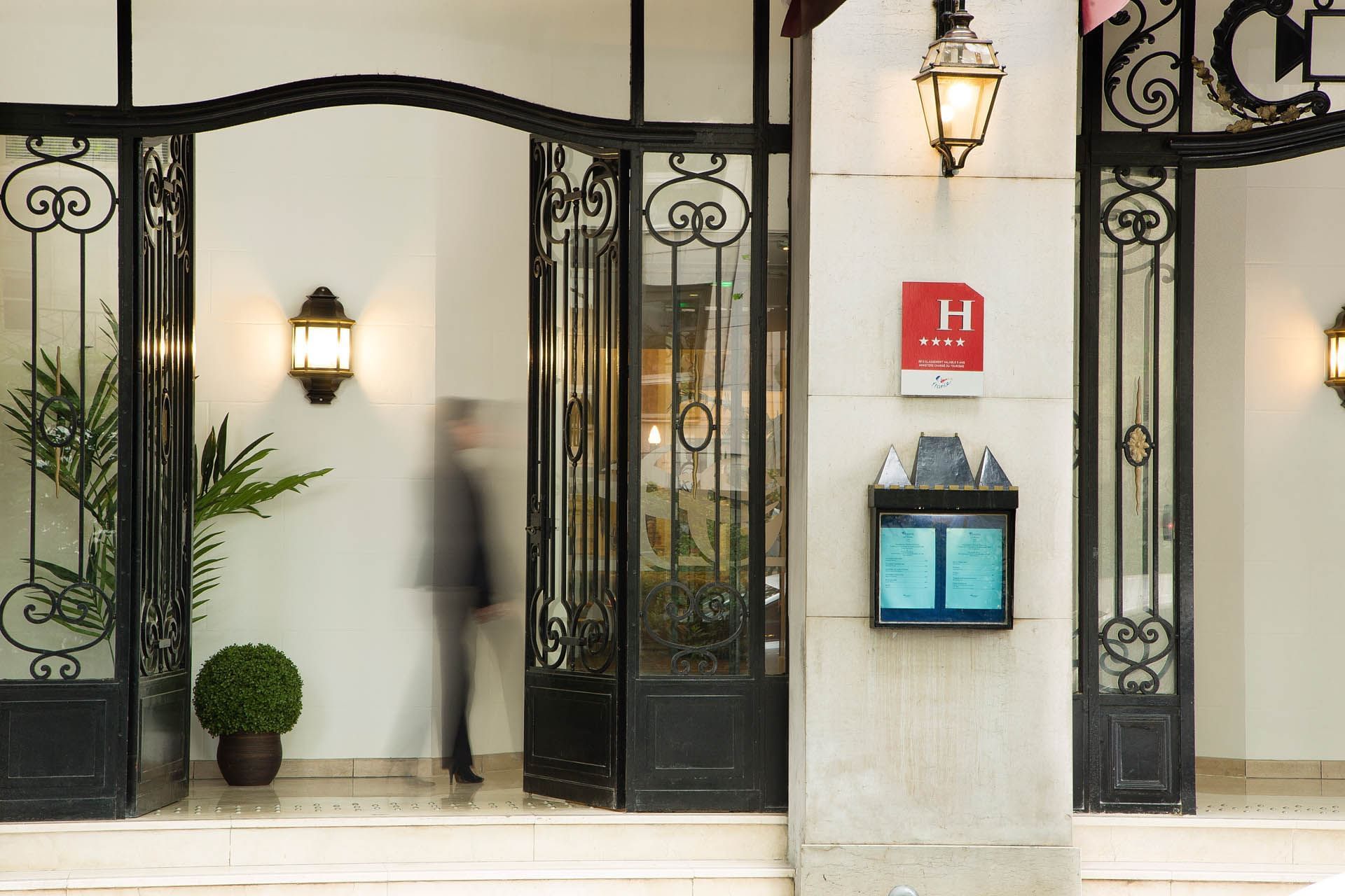 Une dame se tenant près de l'entrée à Oceania Hotels