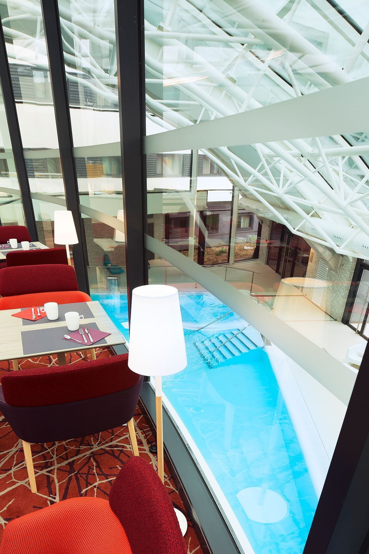 Espace de restauration intérieure avec vue sur la piscine à Oceania Hotels