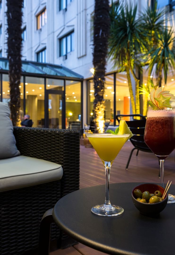 Cocktails servis en extérieur à Oceania Hotels