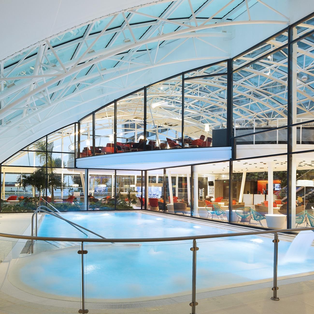 Espace piscine intérieure près du restaurant aux Oceania Hotels
