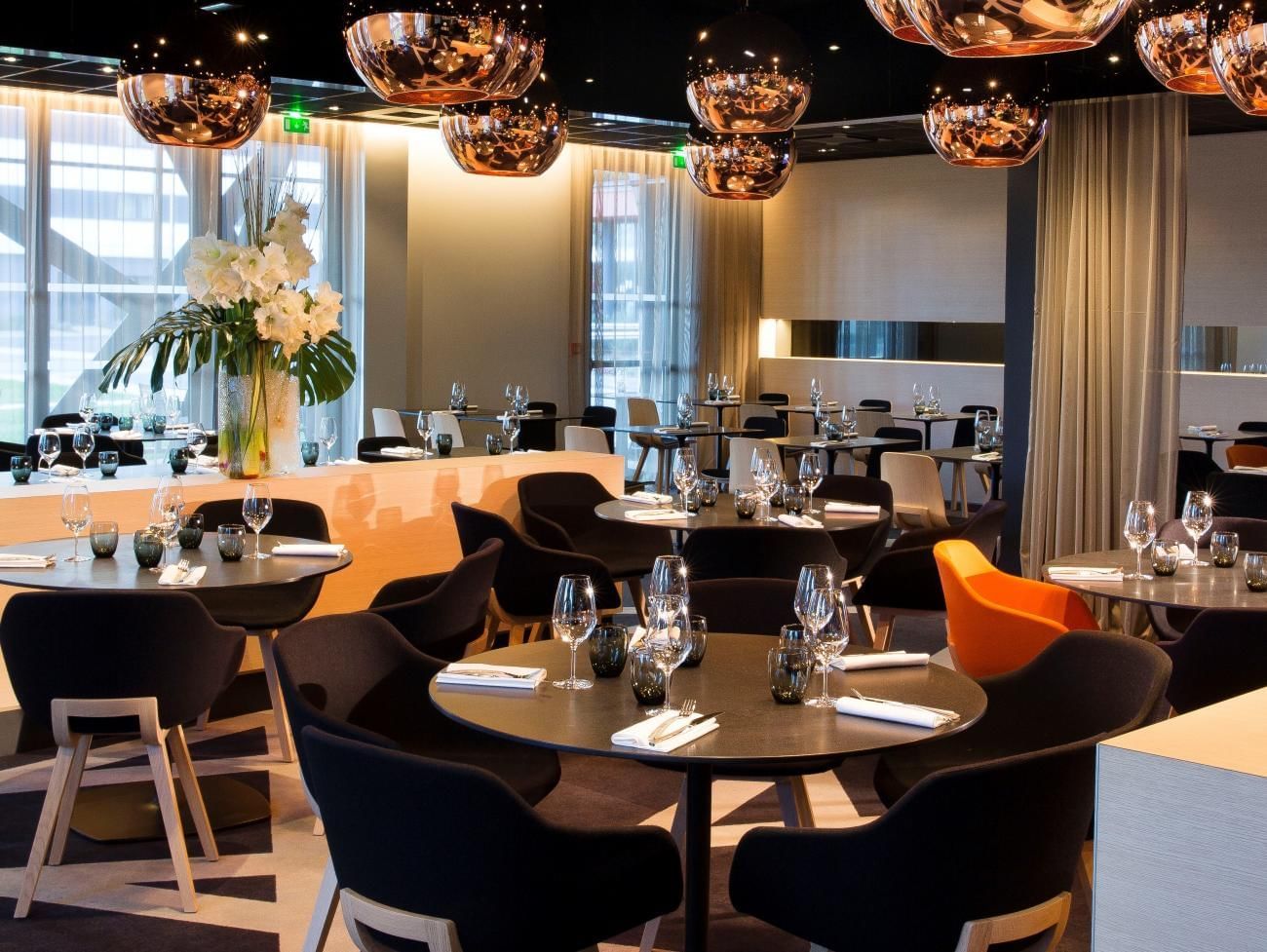 Tables de restauration dans le restaurant aux Oceania Hotels