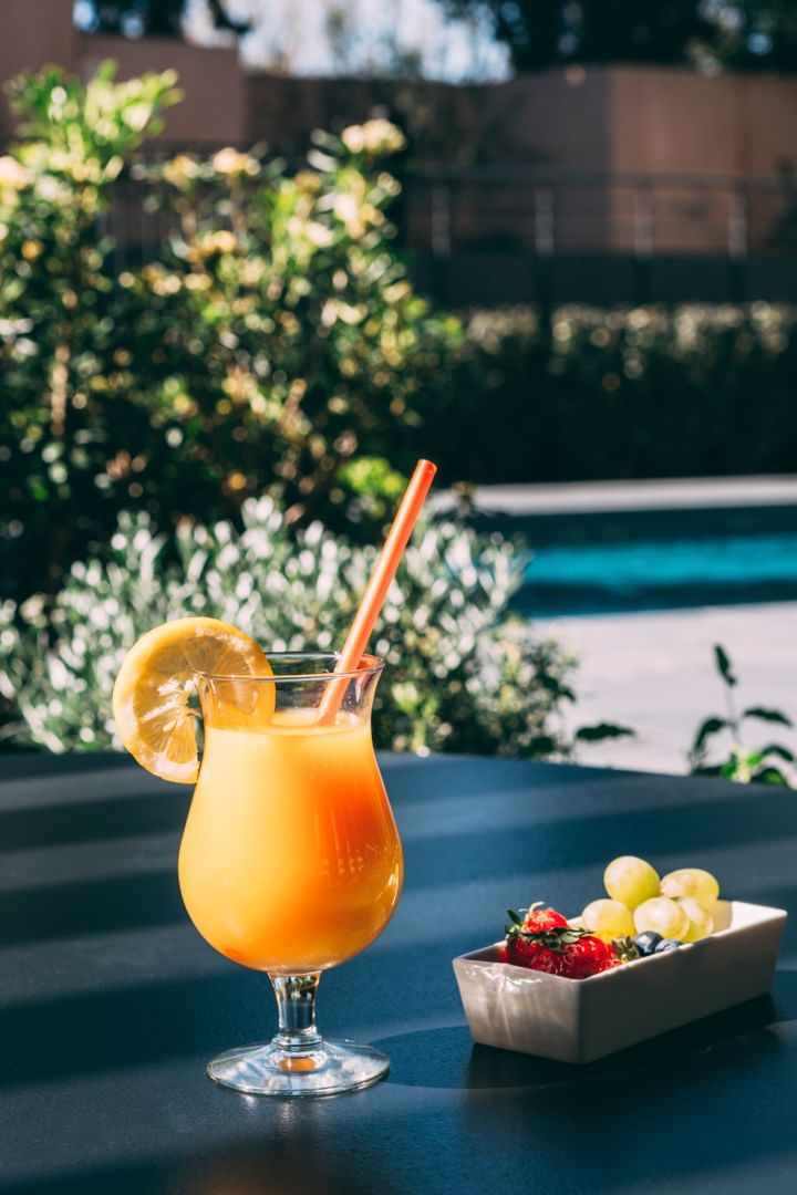 Jus d'orange servi avec un plateau de fruits aux Oceania Hotels