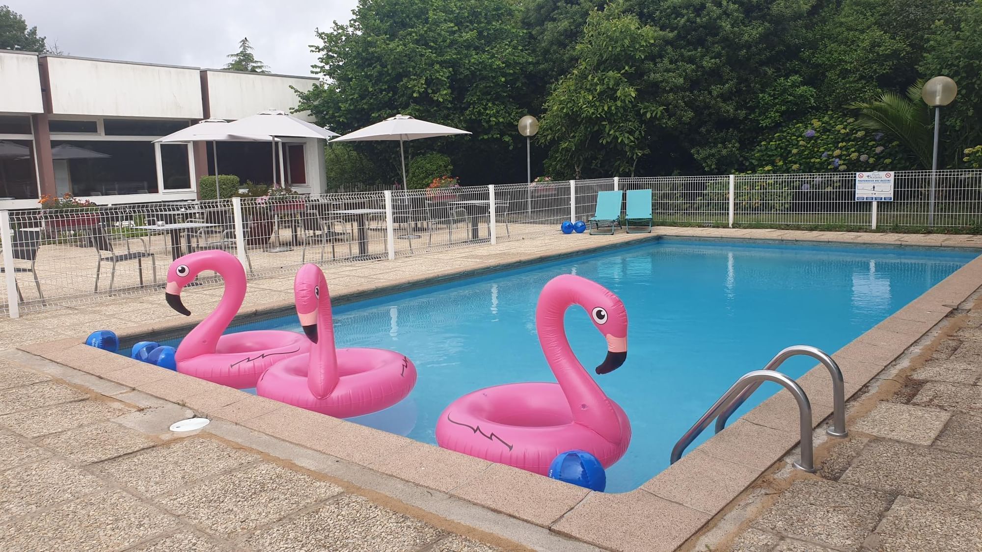 Espace piscine pour enfants en plein air avec des jouets aux Oceania Hotels