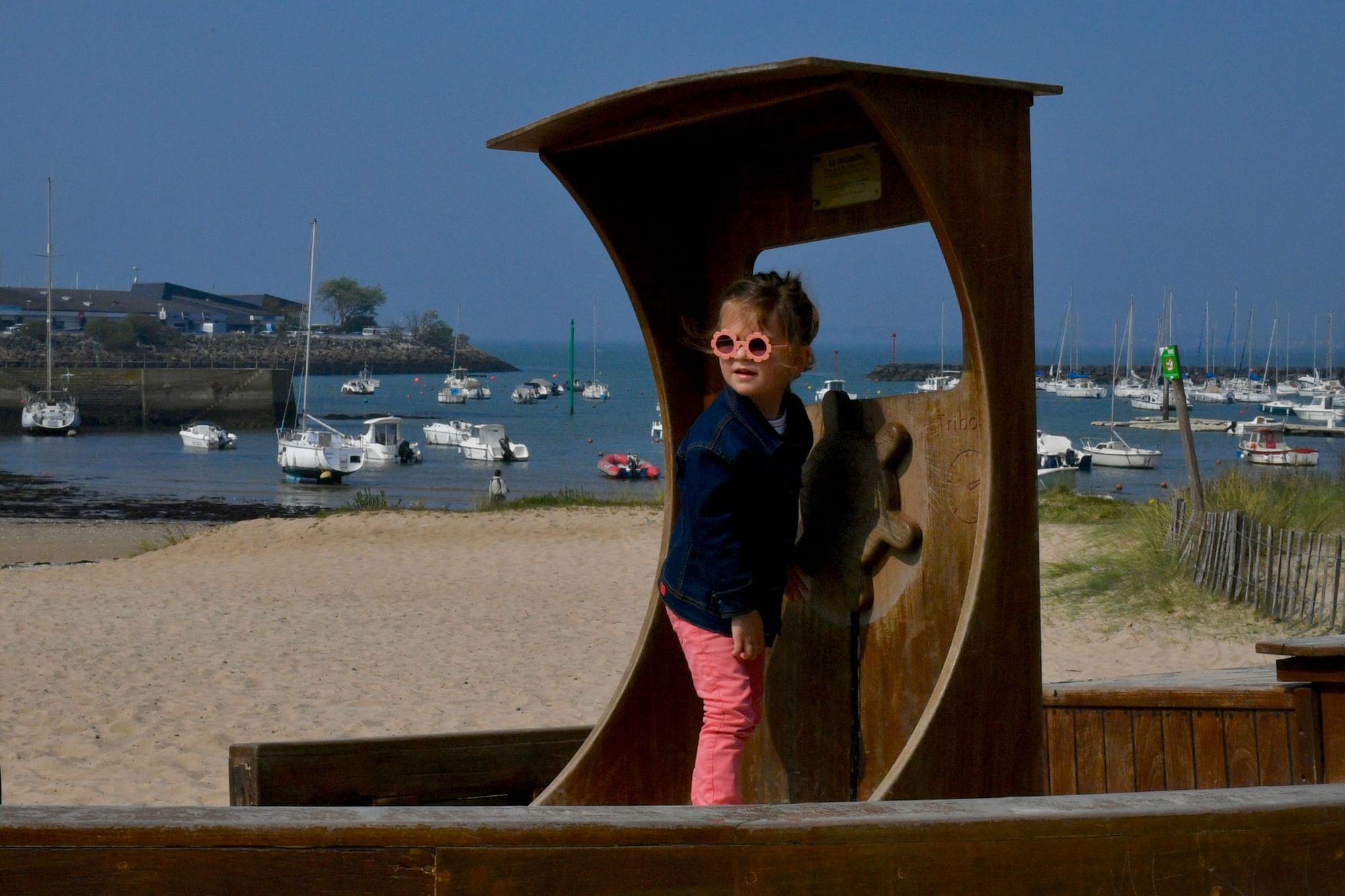 Enfant posant sur la plage près des Oceania Hotels