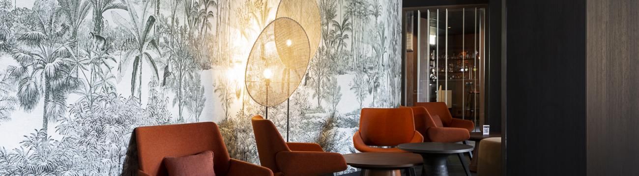 Espace salon du hall avec une peinture murale aux Oceania Hotels