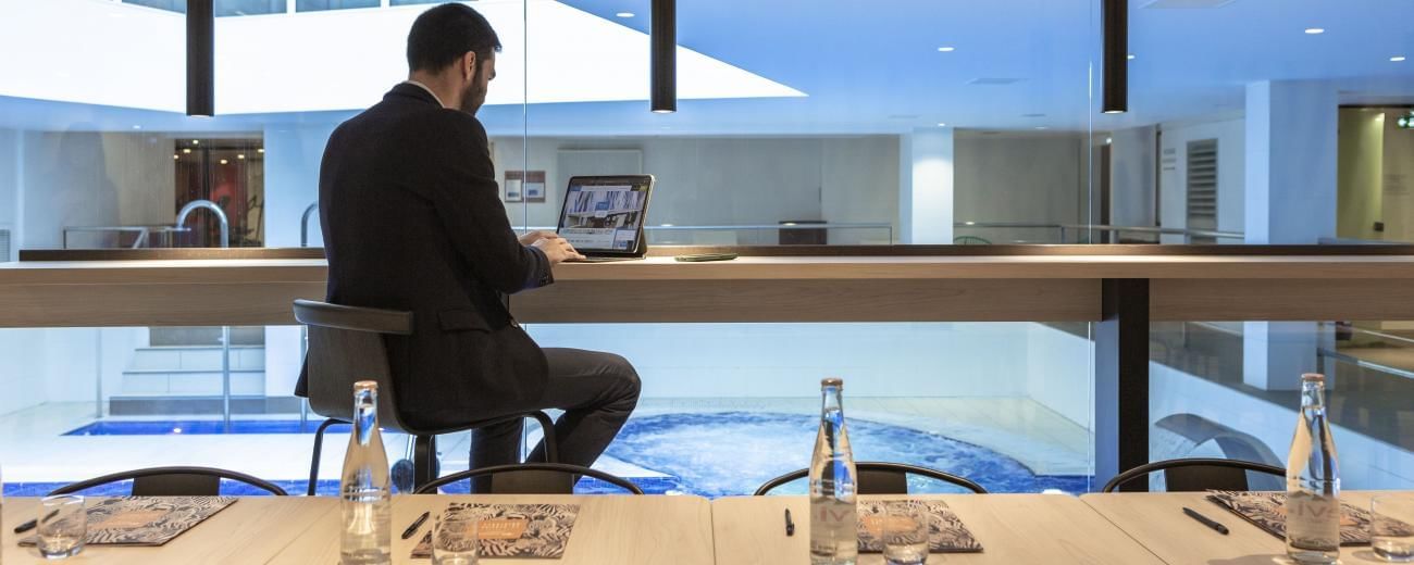 Homme travaillant sur un ordinateur portable aux Oceania Hotels