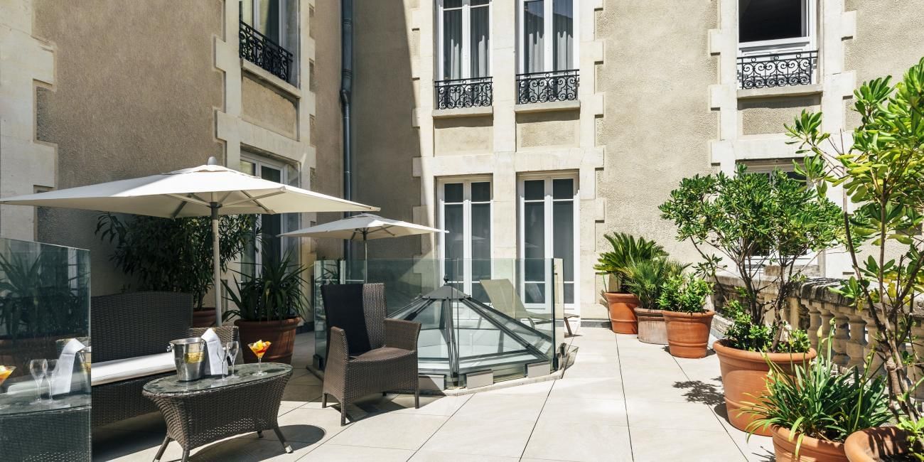 Jardin privé avec parasols et canapés, Oceania Hotels