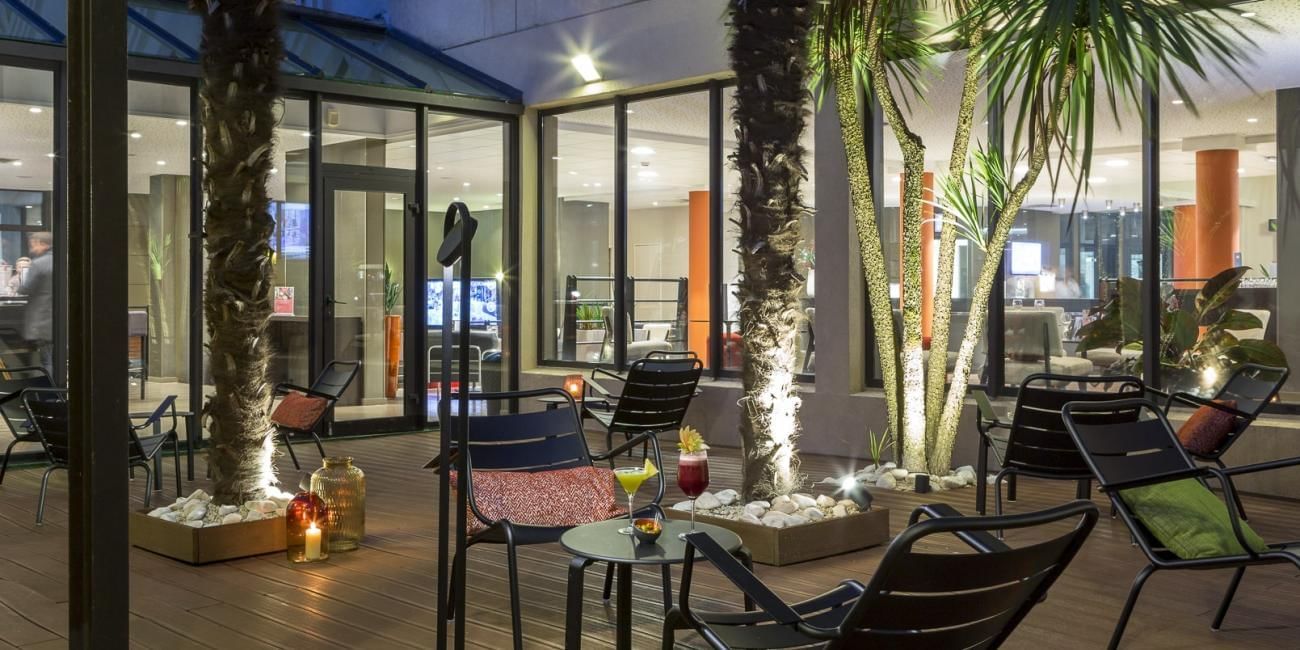 Espace salon près de la piscine aux Oceania Hotels