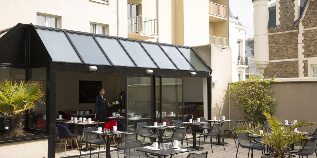 Espace repas extérieur sur une terrasse, Oceania Hotels