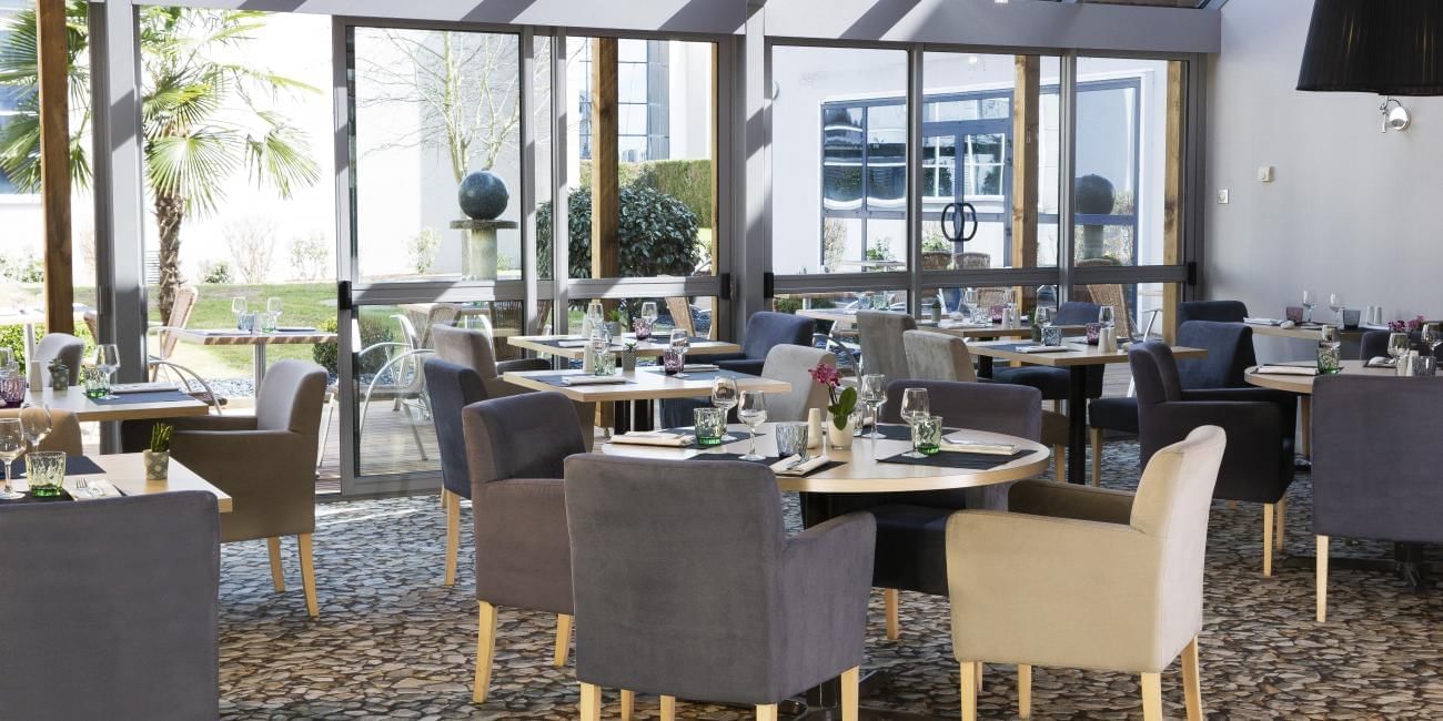 Intérieur du bar avec moquette florale aux Oceania Hotels