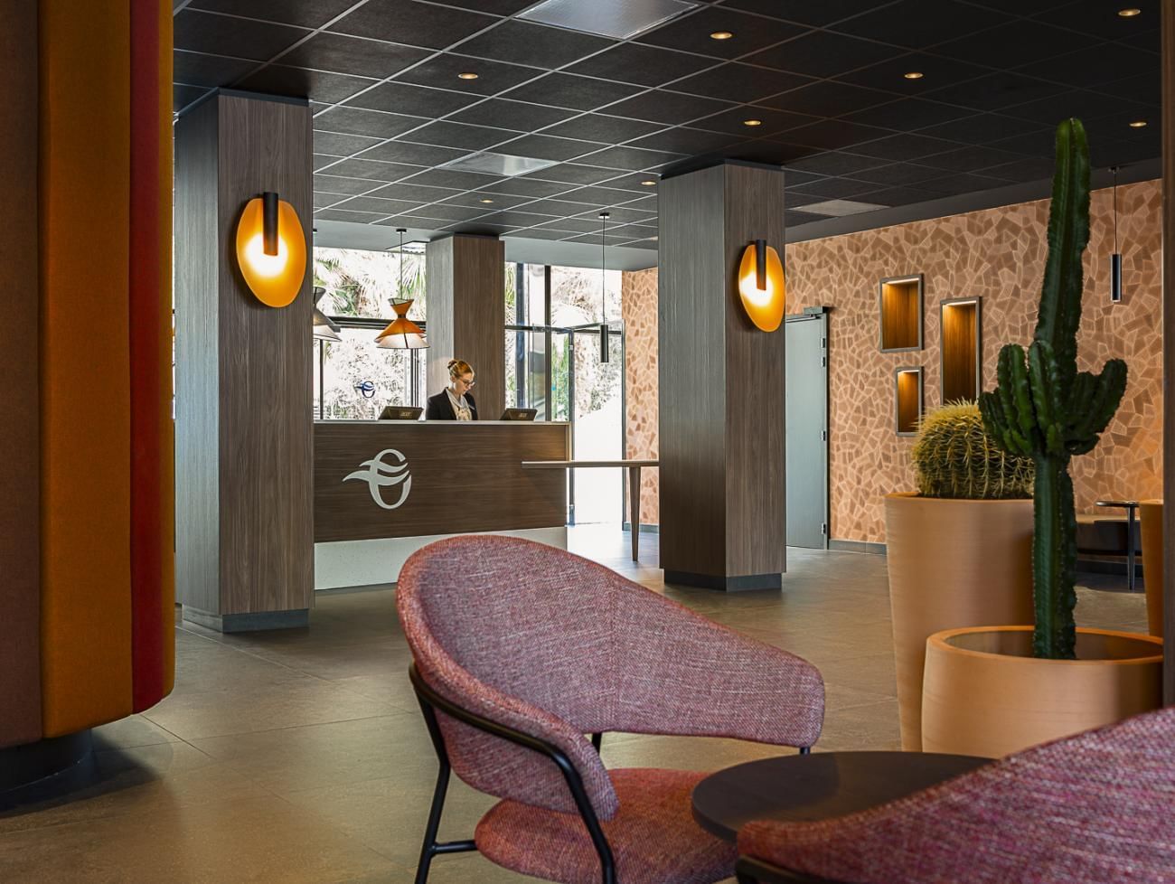 Intérieur du hall et de la réception aux Oceania Hotels