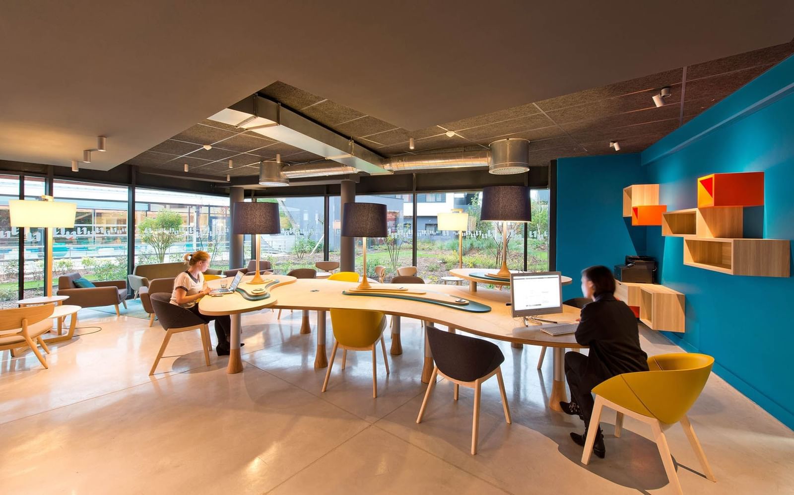 Coin Business aménagé avec une grande table et des chaises au Nomad Hotels Paris Roissy