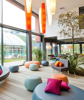 Design intérieur élégant de Hall Accueil Plongée au Nomad Nomad Hotels Paris Roissy